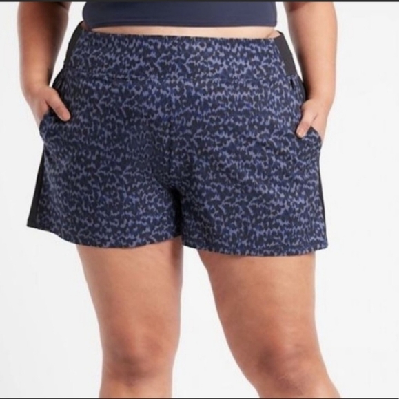 Athleta Pants - Athleta Brooklyn Mid Rise Printed Shorts, Women's Size 18